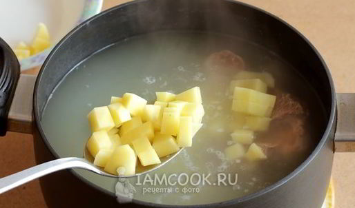 рассольник с томатом, перловкой и солеными огурцами
