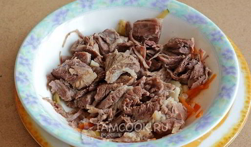 рассольник с томатом, перловкой и солеными огурцами