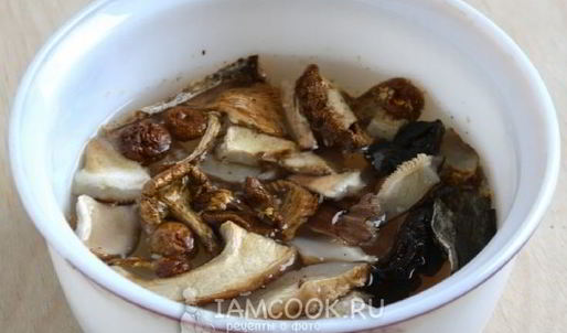 вегетарианский рассольник с сушеными грибами