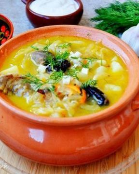 Кислые щи с утиными потрошками и черносливом