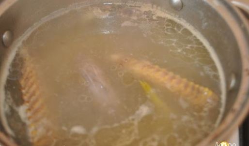 кислые щи с утиными потрошками и черносливом