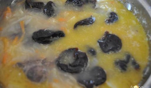 кислые щи с утиными потрошками и черносливом