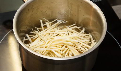 щи из квашеной капусты с белыми грибами