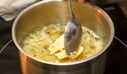 щи из квашеной капусты с белыми грибами