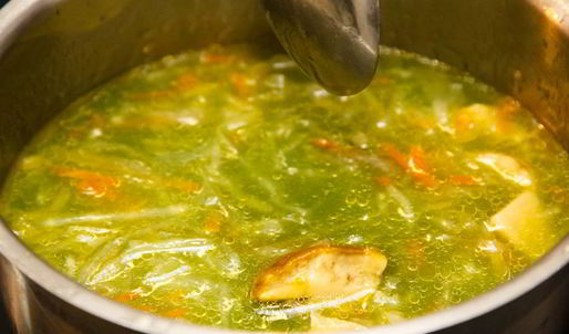 щи из квашеной капусты с белыми грибами