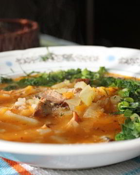 Щи из квашеной капусты с тушенкой