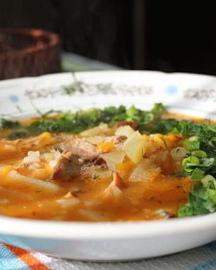 Щи из квашеной капусты с тушенкой