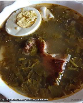 Щи с крапивой, щавелем и говяжьими ребрышками