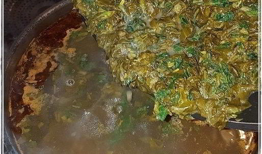 щи с крапивой, щавелем и говяжьими ребрышками