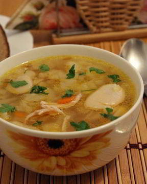 Щи со свежей капустой и лимской фасолью на курином бульоне