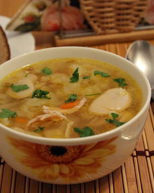 Щи со свежей капустой и лимской фасолью на курином бульоне