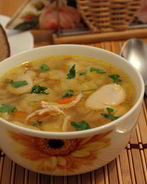 Щи со свежей капустой и лимской фасолью на курином бульоне