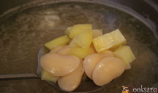 щи со свежей капустой и лимской фасолью на курином бульоне