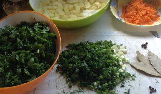 щи зеленые с крапивой на курином бульоне