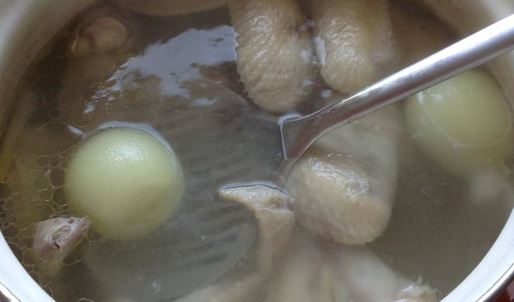 щи зеленые с крапивой на курином бульоне