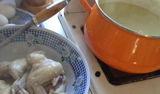 щи зеленые с крапивой на курином бульоне