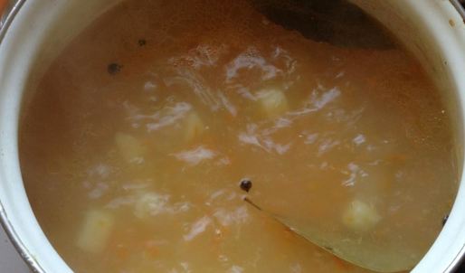 щи зеленые с крапивой на курином бульоне