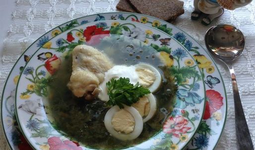 щи зеленые с крапивой на курином бульоне