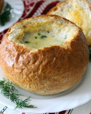 Сливочный суп с курицей и грибами в хлебном горшочке