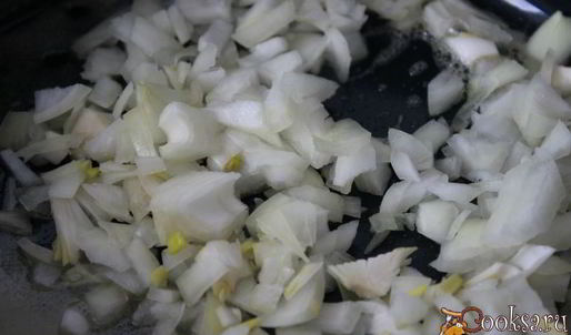 сливочный суп с курицей и грибами в хлебном горшочке