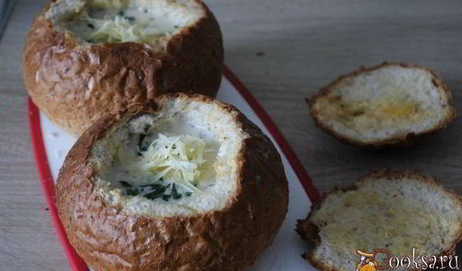 сливочный суп с курицей и грибами в хлебном горшочке