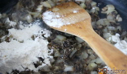 сливочный суп с курицей и грибами в хлебном горшочке