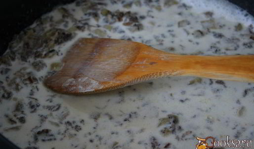 сливочный суп с курицей и грибами в хлебном горшочке