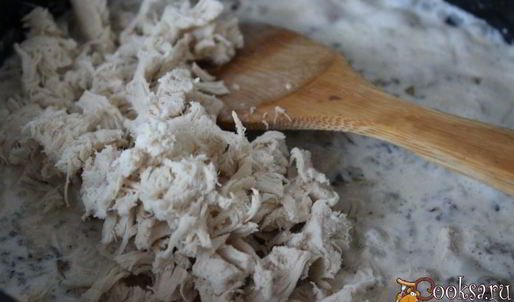 сливочный суп с курицей и грибами в хлебном горшочке