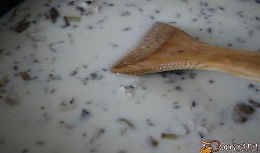 сливочный суп с курицей и грибами в хлебном горшочке