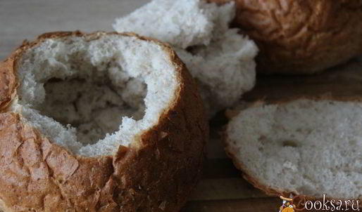 сливочный суп с курицей и грибами в хлебном горшочке