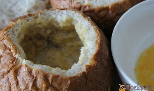 сливочный суп с курицей и грибами в хлебном горшочке