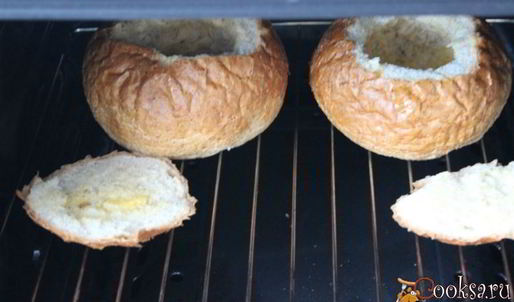 сливочный суп с курицей и грибами в хлебном горшочке