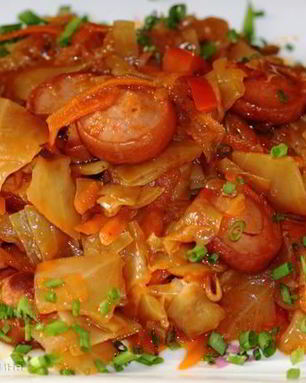 Солянка из капусты с сосисками
