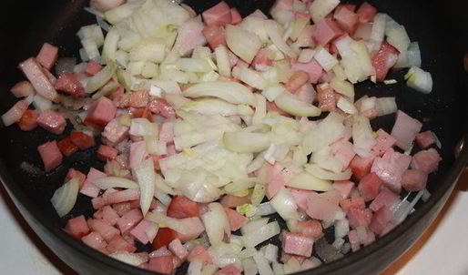 солянка с говяжьим сердцем и охотничьими колбасками