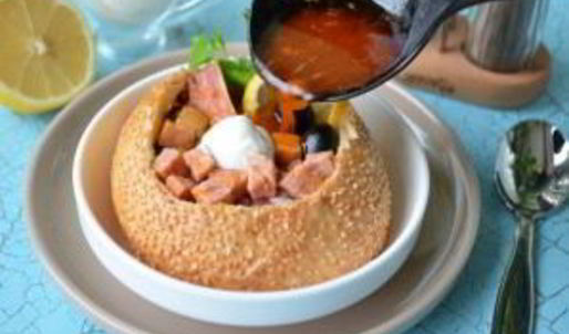 солянка с копченостями в хлебе