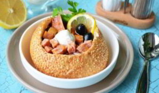 солянка с копченостями в хлебе