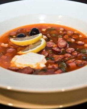 Солянка с маслинами и колбасой