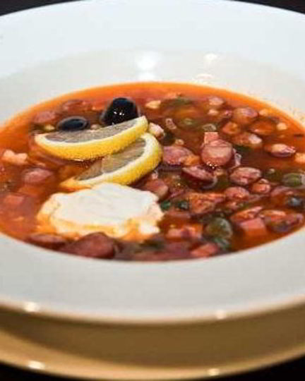 Рецепт солянки с маслинами и колбасой