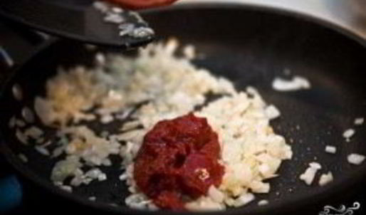 солянка с маслинами и колбасой