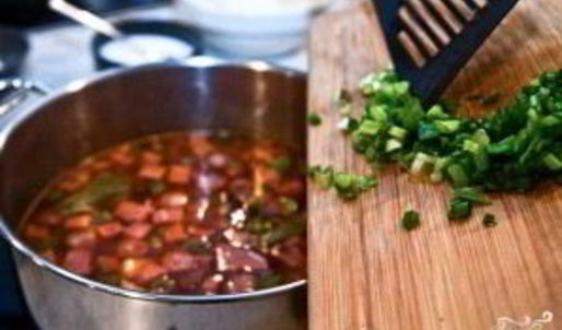 солянка с маслинами и колбасой