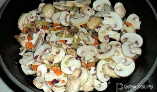 суп-солянка с грибами и капустой