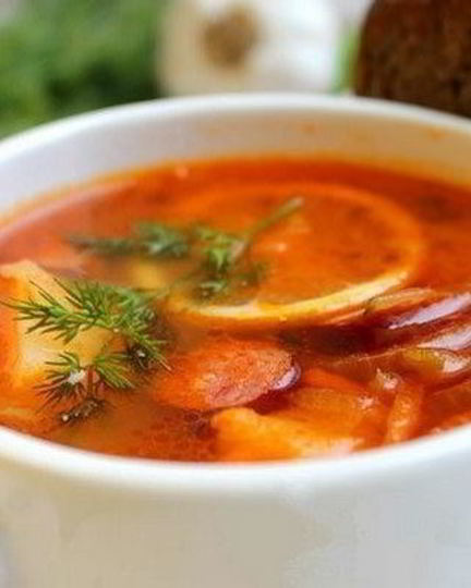 Рецепт сытной солянки с овощами и колбасой