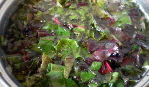 суп из свекольных листьев и морковной ботвы