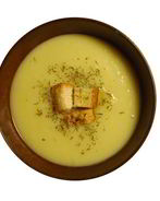 Суп-пюре из картофеля и лука-порея с крутонами