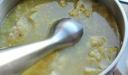 суп-пюре из цветной капусты с гренками