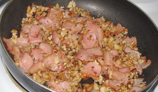 суп-пюре из тыквы с беконом и орехами