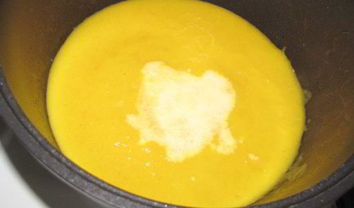 суп-пюре из тыквы с беконом и орехами