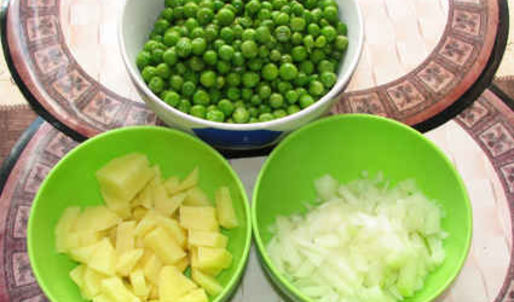 суп-пюре из зеленого горошка и ароматный хлеб с травами