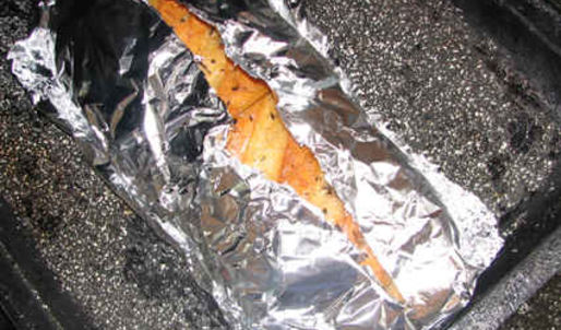 суп-пюре из зеленого горошка и ароматный хлеб с травами