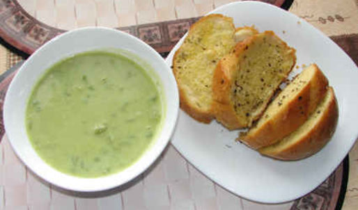 суп-пюре из зеленого горошка и ароматный хлеб с травами